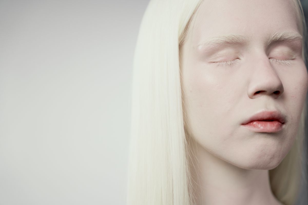 Kvinde med lukket øjne naturlig skønhed – squalane hudpleje olie guide – Trondahl Skincare
