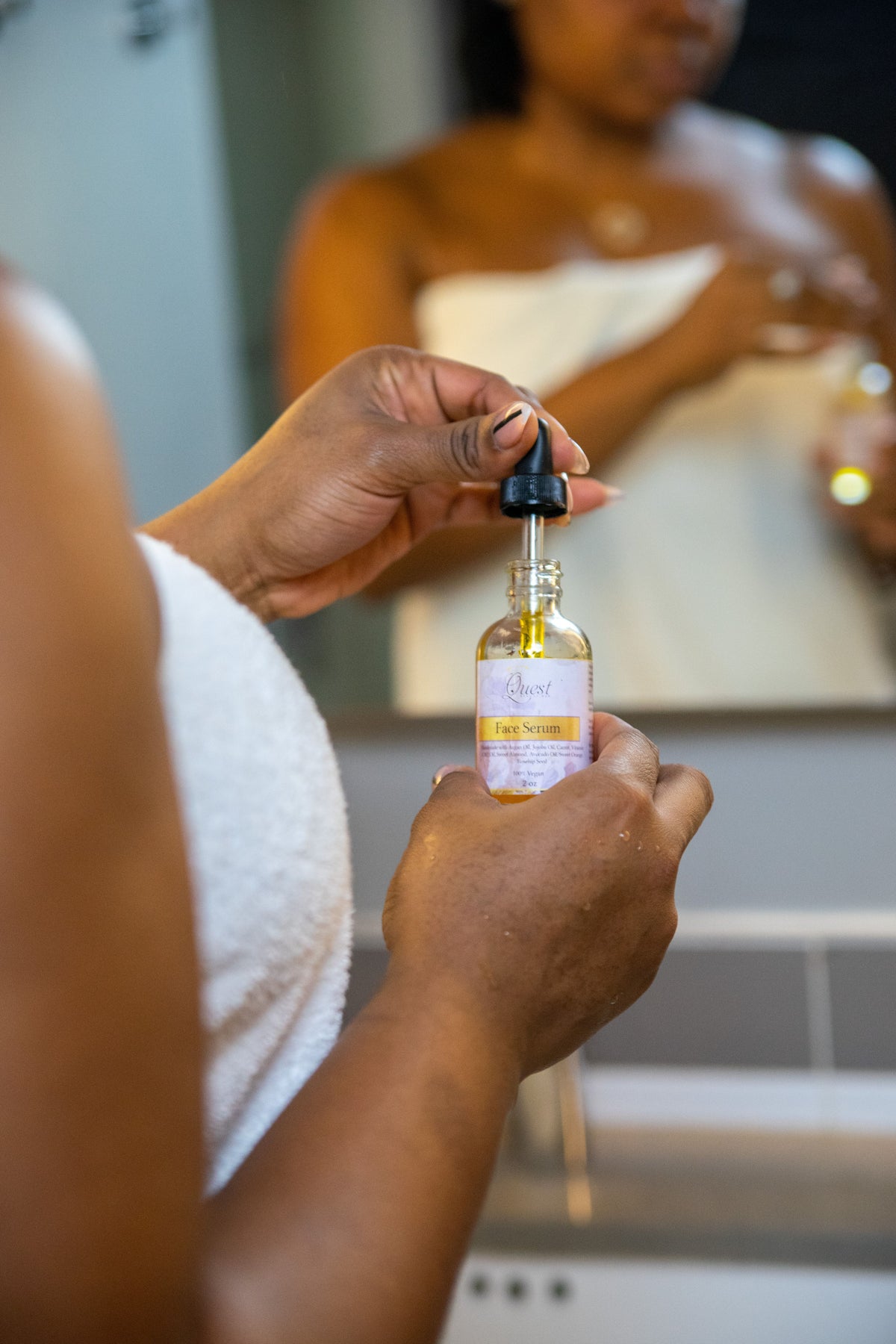 Kvinde bruger serum-dråbetæller – Beta-glucan – Trondahl Skincare