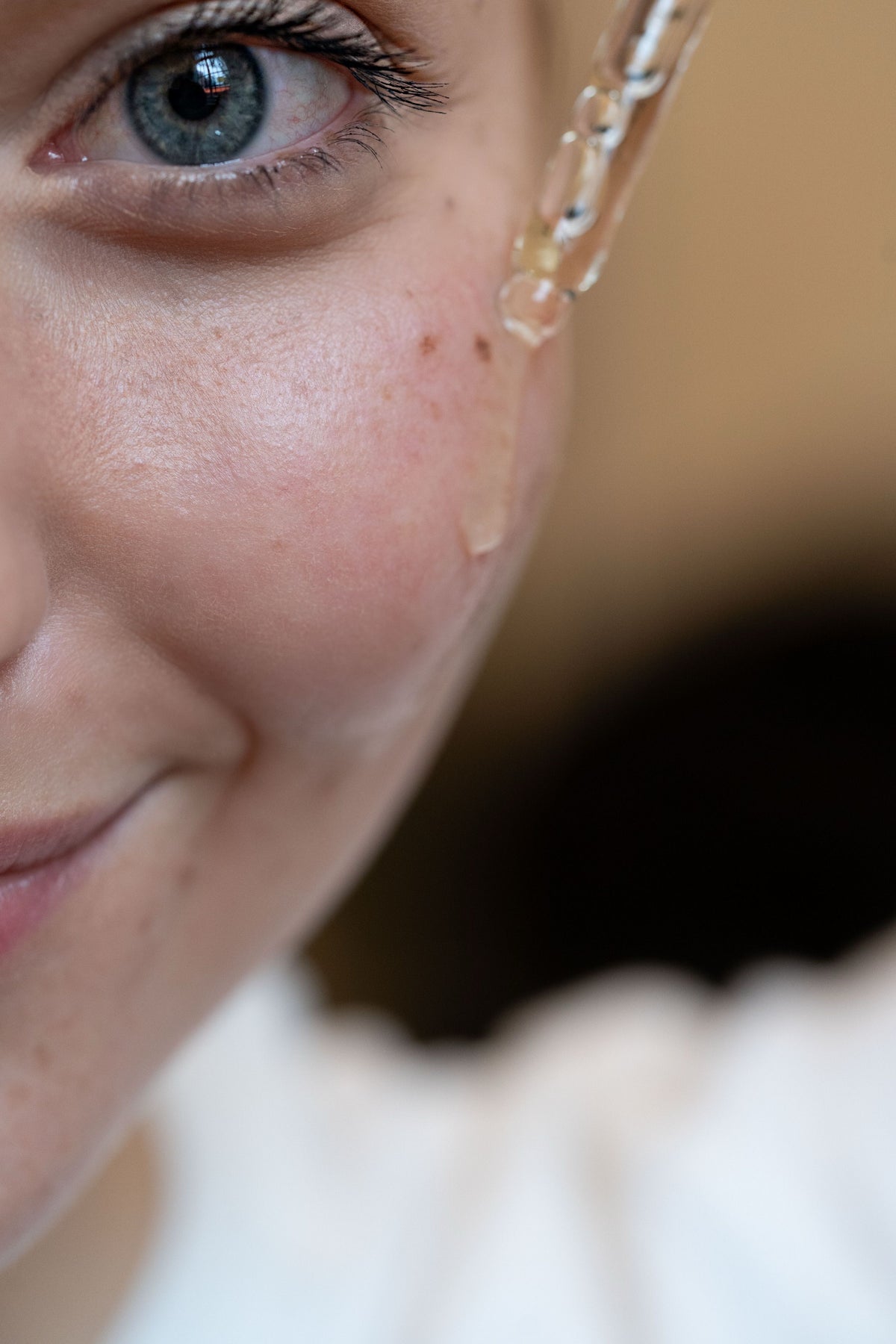 Serum med dråbetæller påføres huden – C-vitamin i hudpleje – Trondahl Skincare