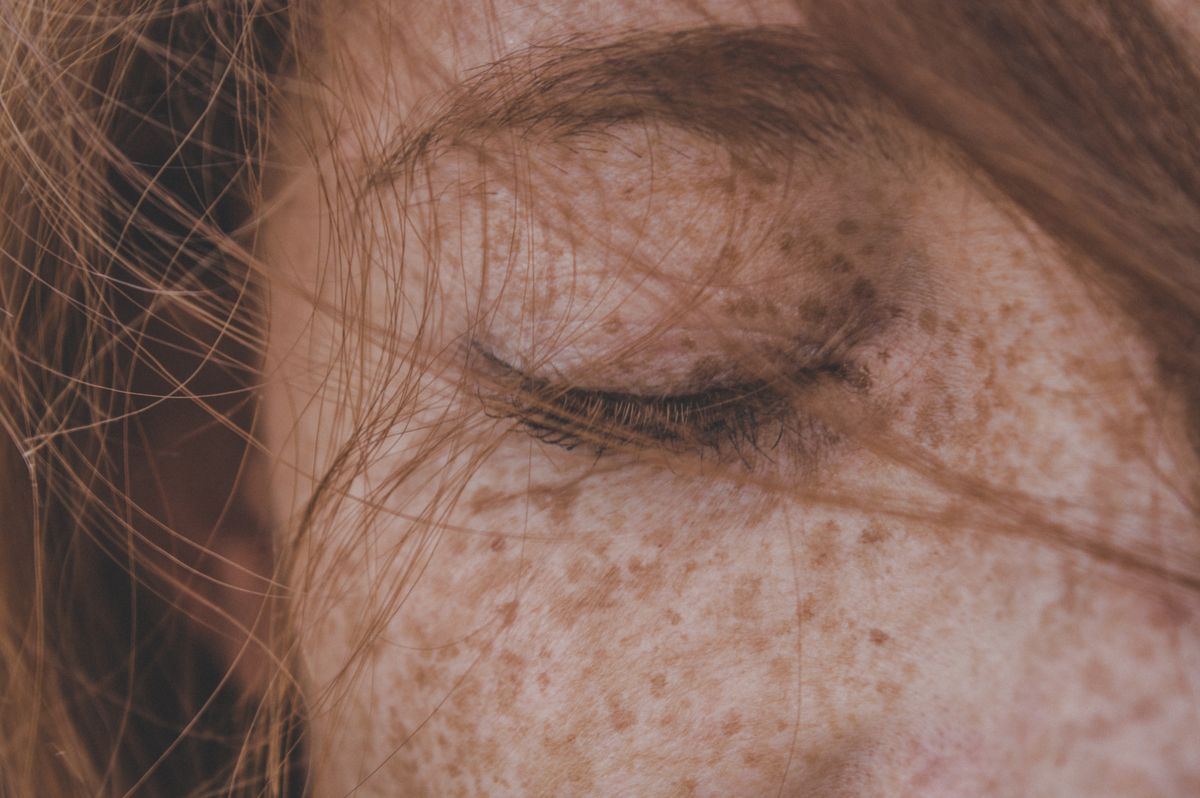 Kvinde med lukket øjne klar hudtone – bedste serum til microneedling – Trondahl Skincare