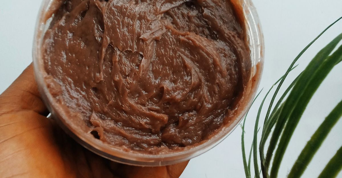 Naturligt body butter i en krukke holdt i hånden – Sheasmør i hudpleje – Trondahl Skincare