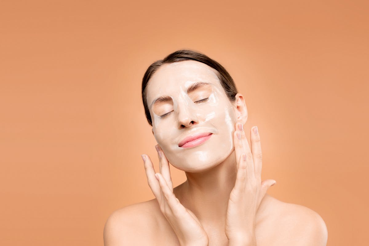 Kvinde med glødende hud og ansigtsmaske – søvn og anti-age hudpleje – Trondahl Skincare