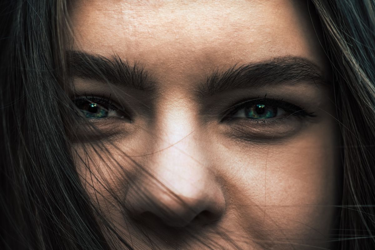 Kvinde med naturlig skønhed – hud og hormoner ændringer gennem livet – Trondahl Skincare