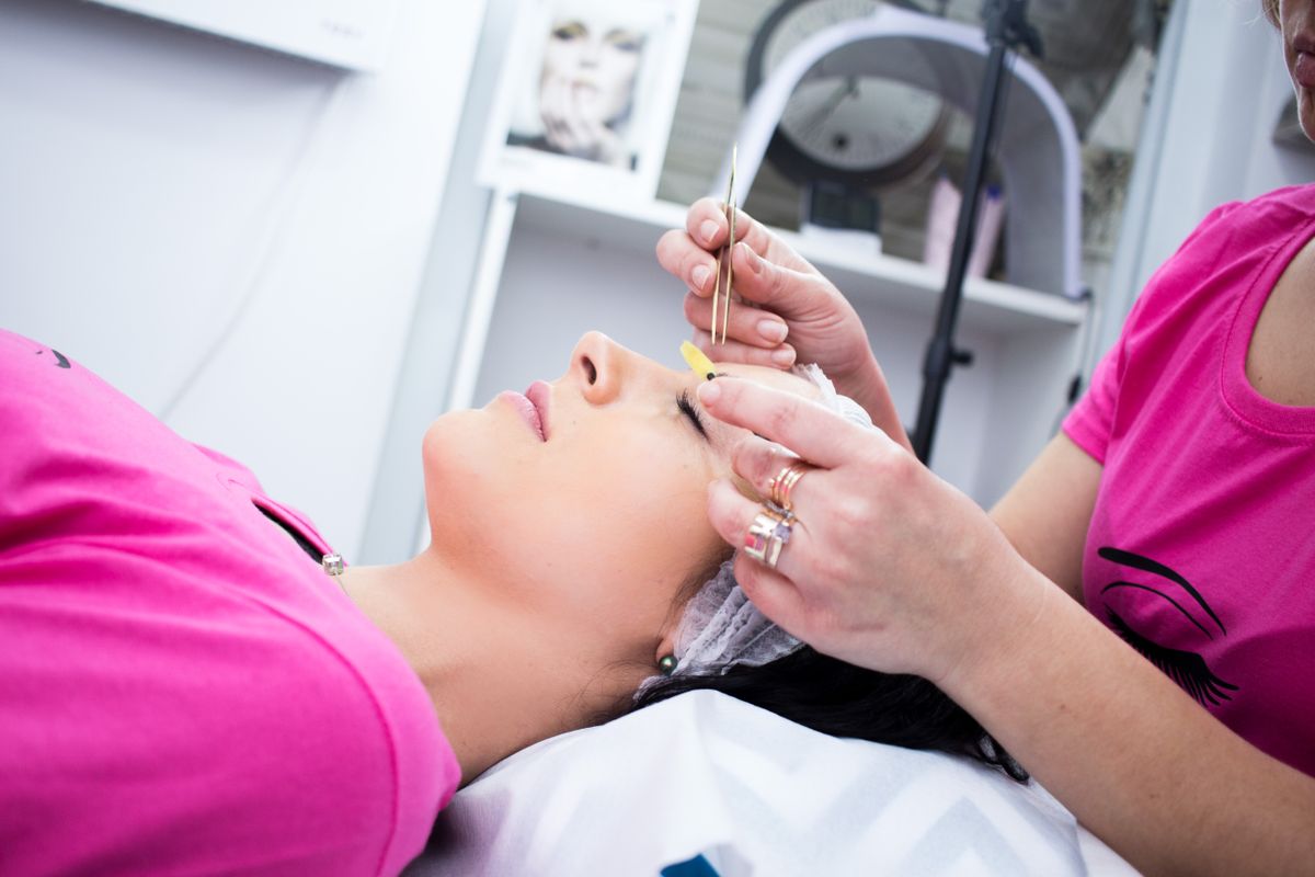Kvinde får professionel ansigtsbehandling – C-vitamin antioxidant guide – Trondahl Skincare