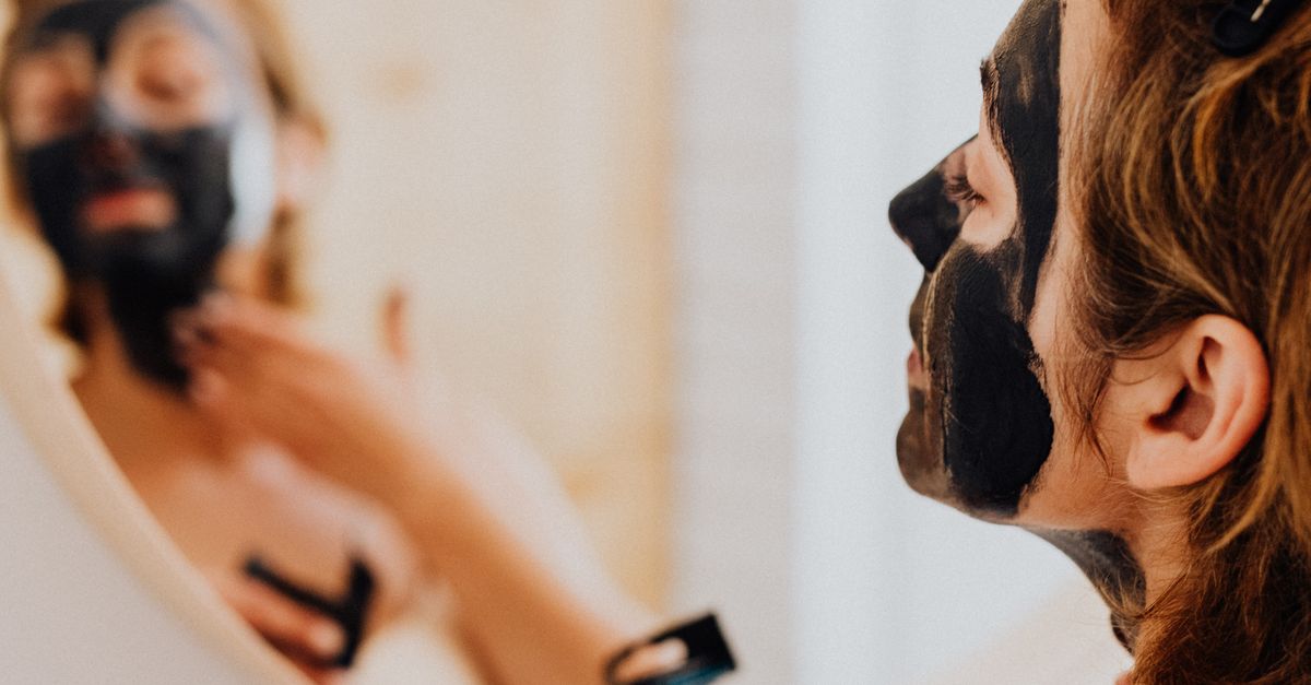 Kvinde i rolig hudplejerutine – rosacea hvad hjælper faktisk – Trondahl Skincare
