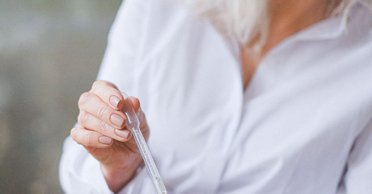 Ældre kvinde med pipette og brun serumflaske – Tretinoin og HPR i hudpleje – Trondahl Skincare