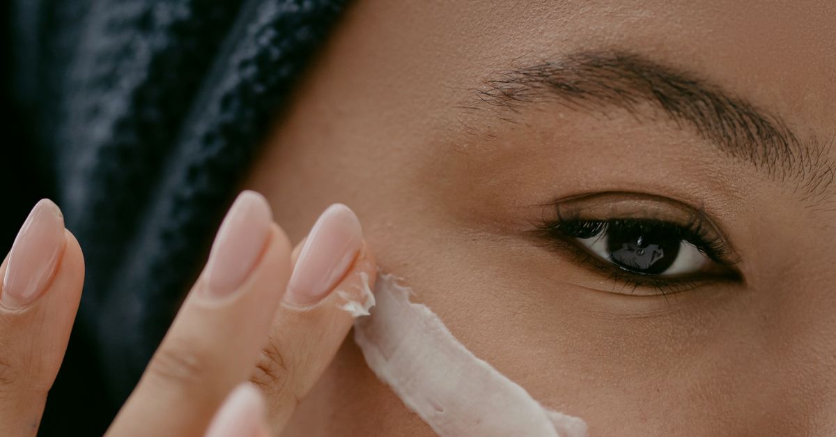 Kvinde smører creme på kinden – Kolesterol i hudpleje – Trondahl Skincare