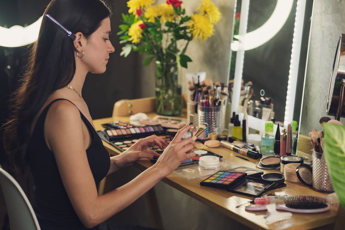 Kvinde i hudplejerutine med beauty produkter – fedtet hud behandling – Trondahl Skincare