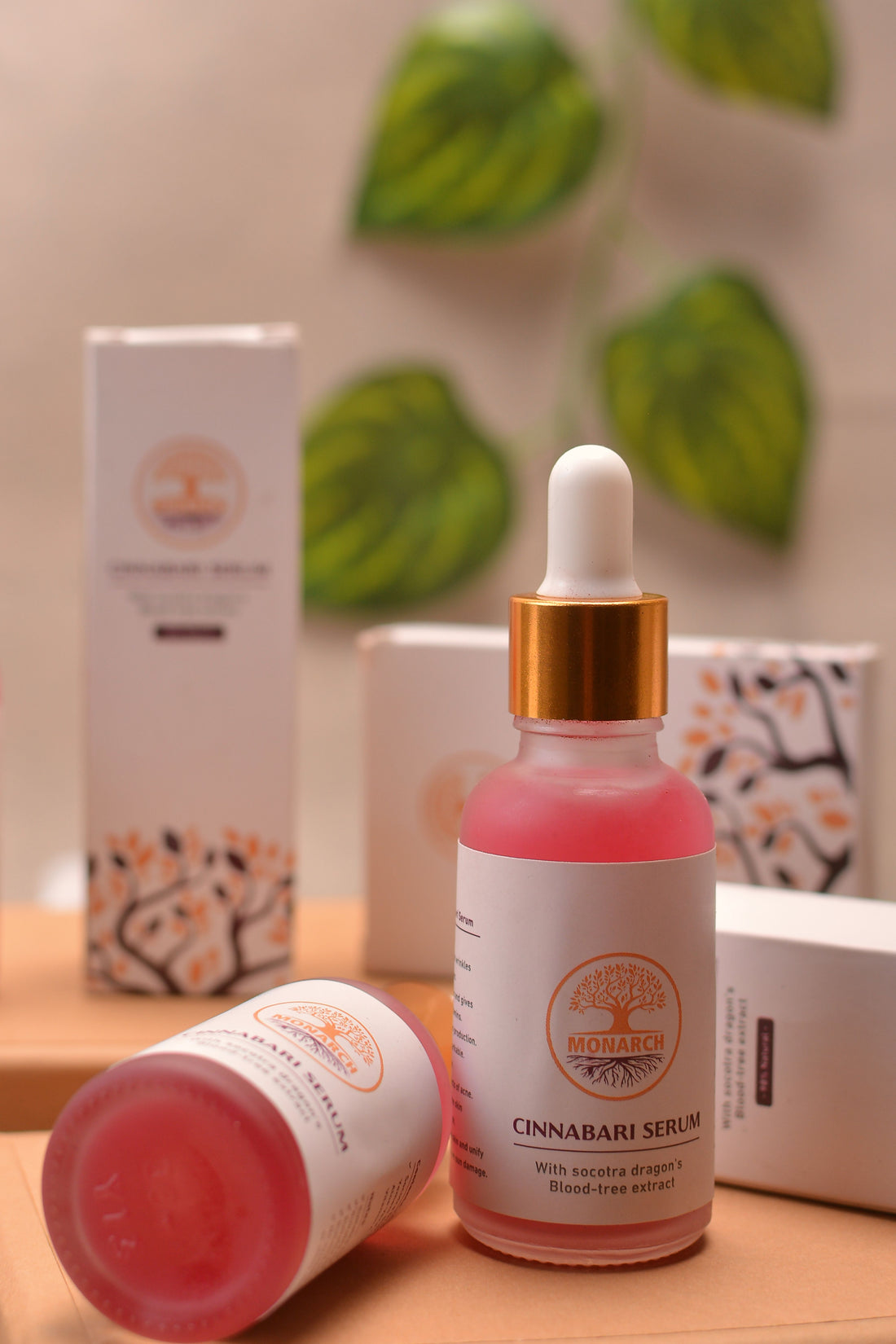 Serum-flaske med grøn baggrund – kobberpeptider GHK-Cu – Trondahl Skincare