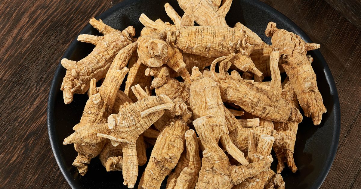 Friske ginsengrødder på en tallerken – Ginseng i hudpleje – Trondahl Skincare