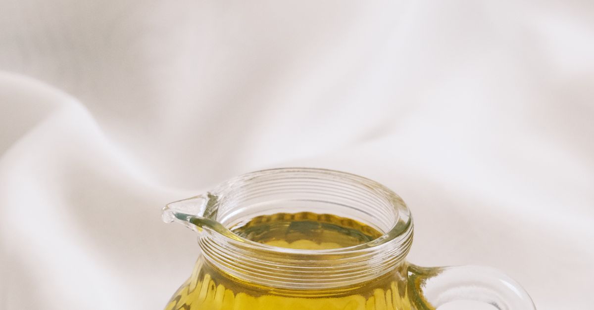 Gylden planteolie i en glaskande – Jojobaolie i hudpleje – Trondahl Skincare