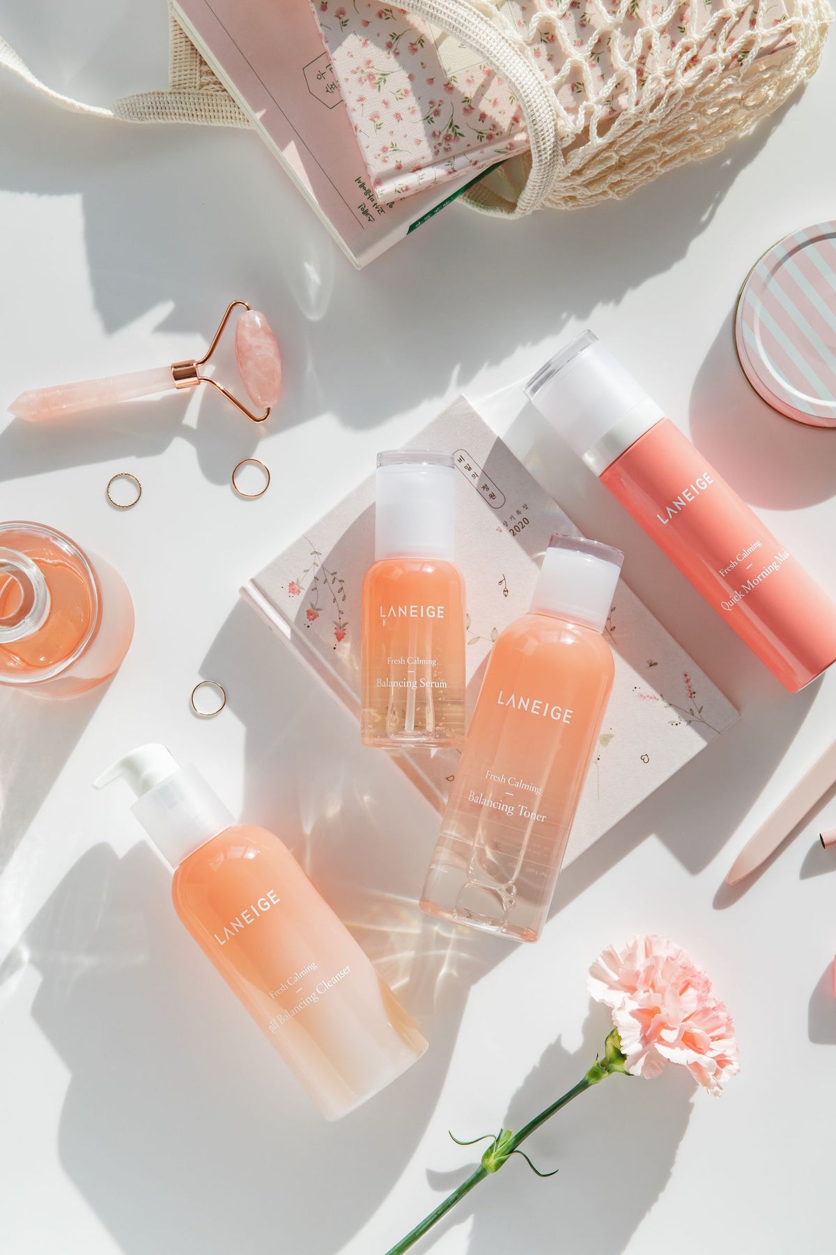Hudplejeprodukter på lyserød baggrund – koreansk hudpleje – Trondahl Skincare