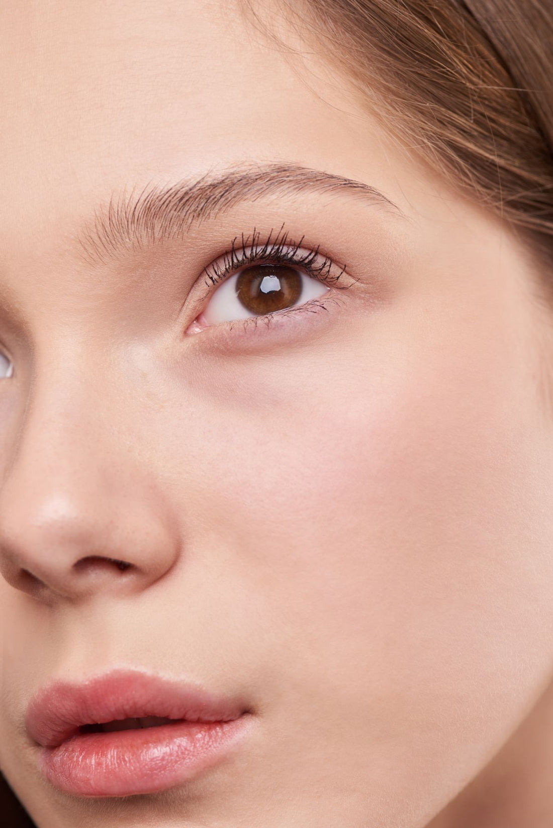 Kvinde med klar glødende hudtone – pigmentpletter behandling i ansigtet – Trondahl Skincare
