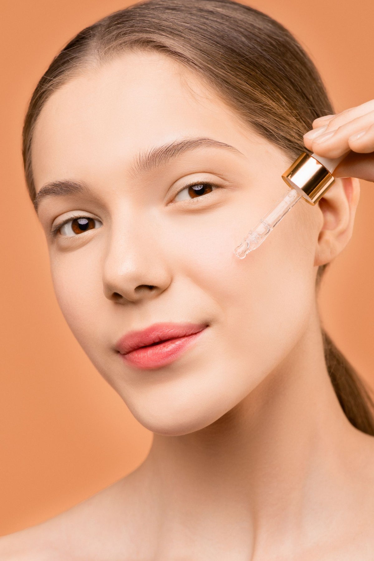 Serum påføres huden med dråbetæller – Mælkesyre (AHA) – Trondahl Skincare