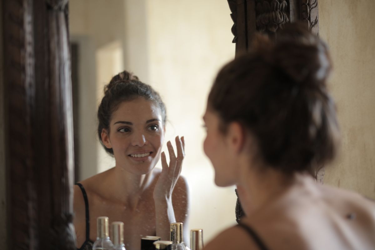Kvinde smiler glad med glødende hud – microneedling resultater tidslinje – Trondahl Skincare