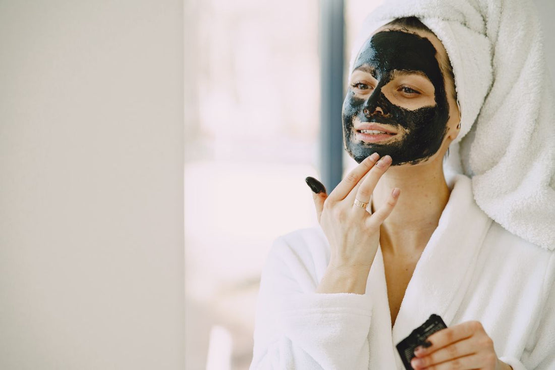 Kvinde med blød afslappende ansigtsbehandling – kombinationshud guide – Trondahl Skincare