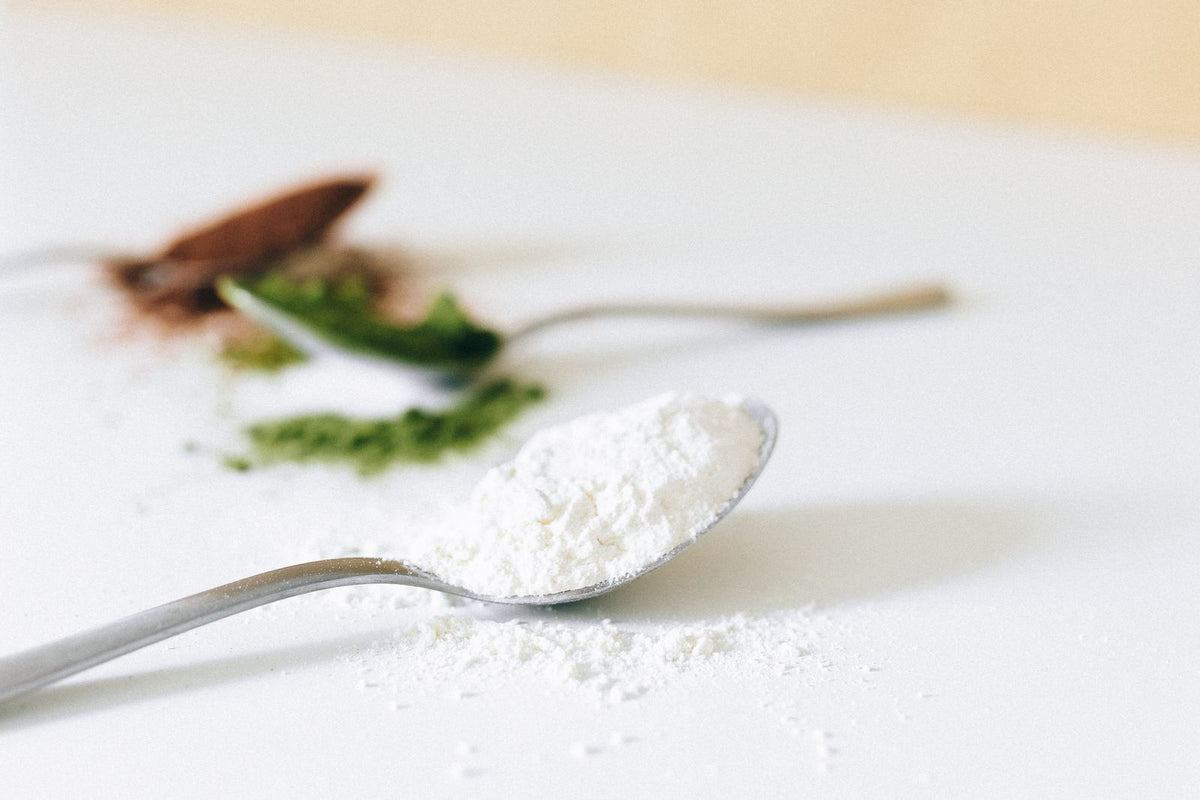 Ske med hvidt pulver – kollagenpulver og huden – Trondahl Skincare