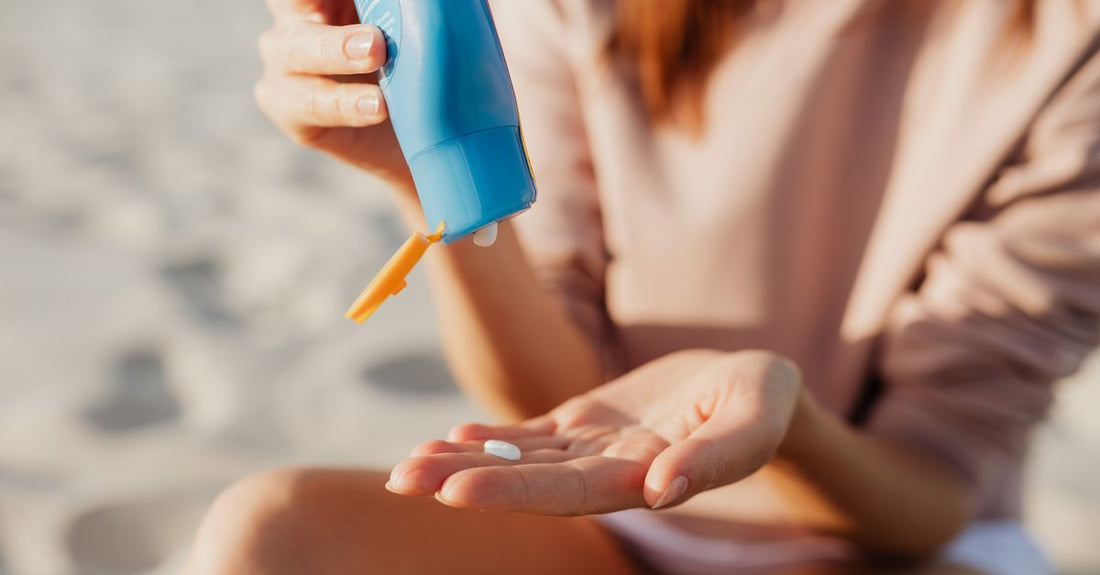 Kvinde påfører solcreme på hånden – SPF guide vigtigste anti-age behandling – Trondahl Skincare