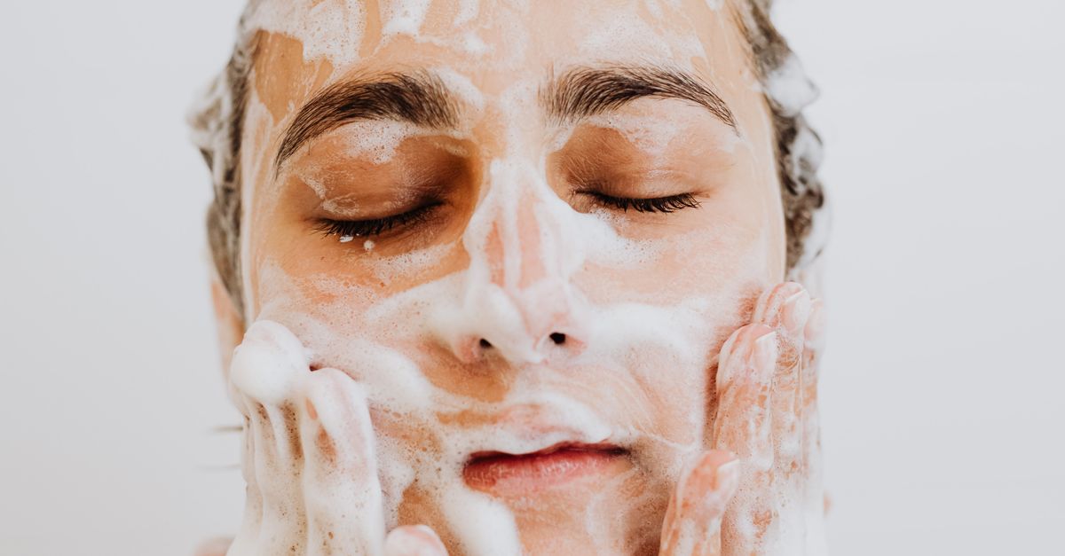 Kvinde vasker ansigt med skumrenser – dobbelt rensning hudplejerutine – Trondahl Skincare