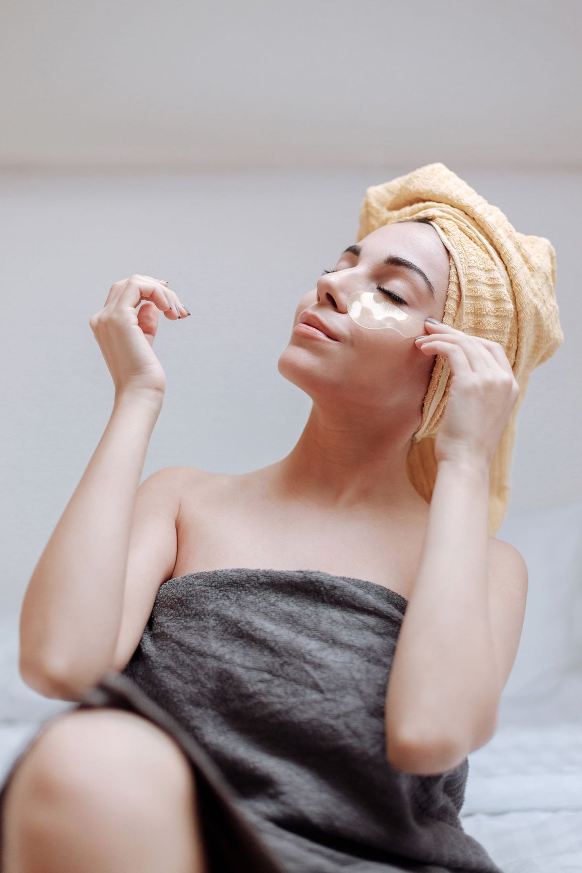 Kvinde med patches under øjnene – microneedle patches mod rynker – Trondahl Skincare