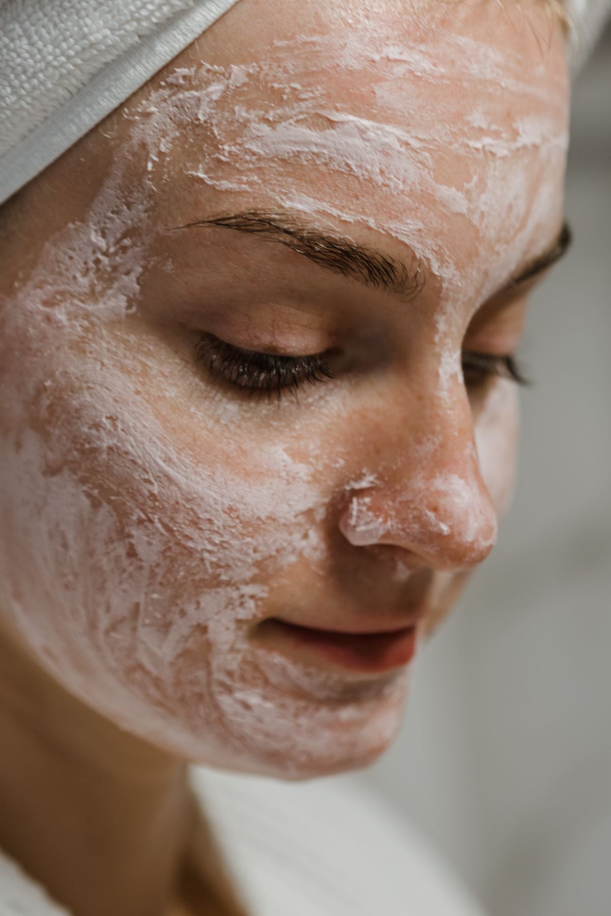 Kvinde med ansigtsmaske i hudplejerutine – voksenakne behandling – Trondahl Skincare