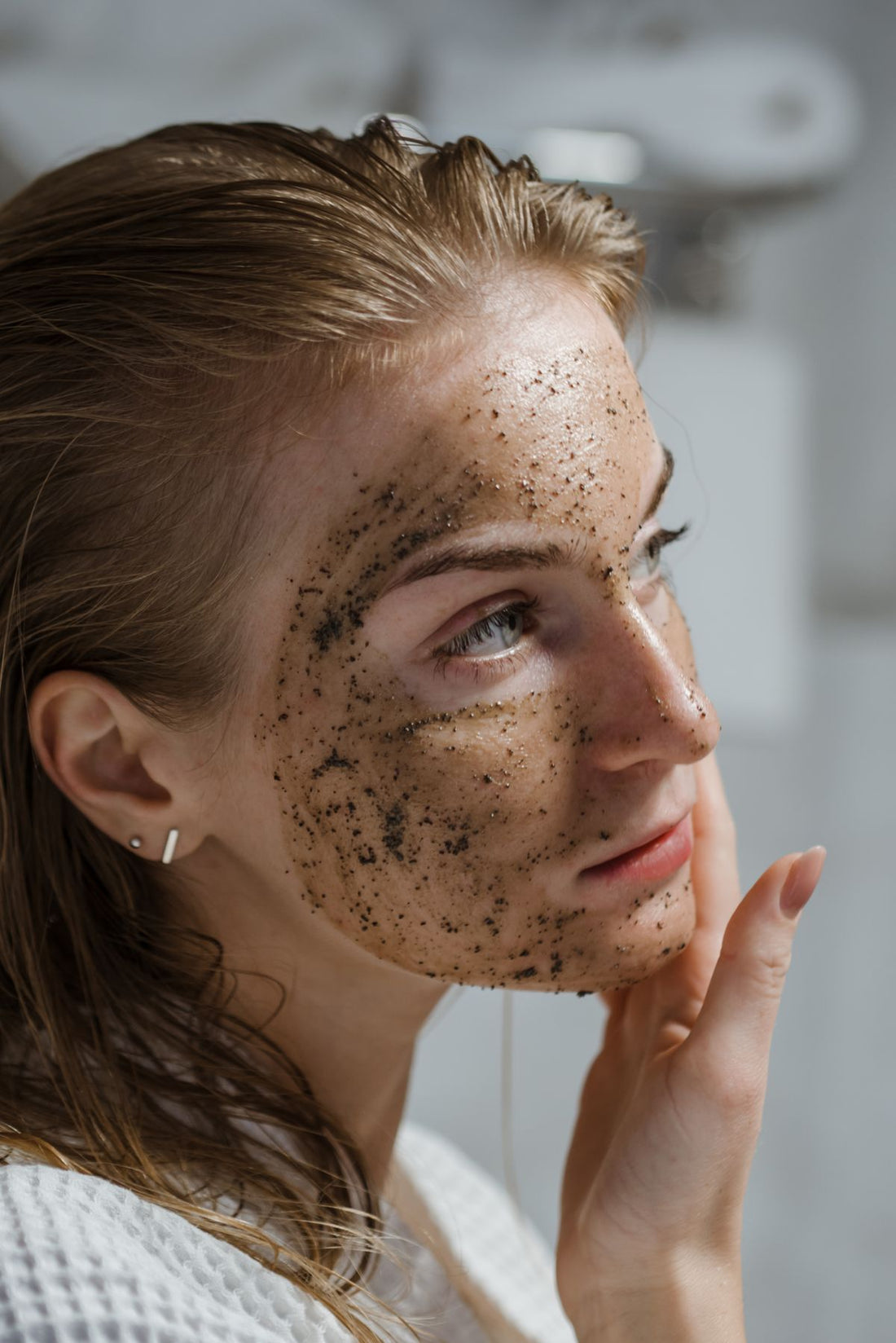 Kvinde i naturlig hudplejerutine – stress og hudkvalitet – Trondahl Skincare