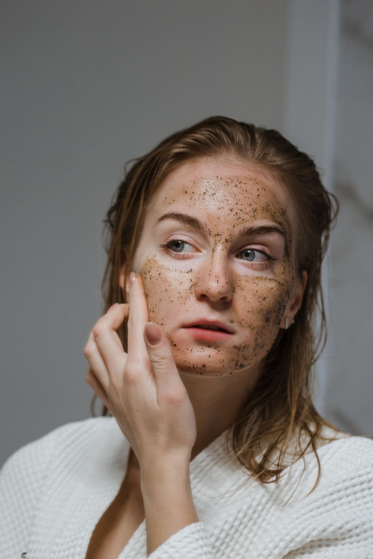 Kvinde med naturlig hudpleje – microneedling vs botox sammenligning – Trondahl Skincare