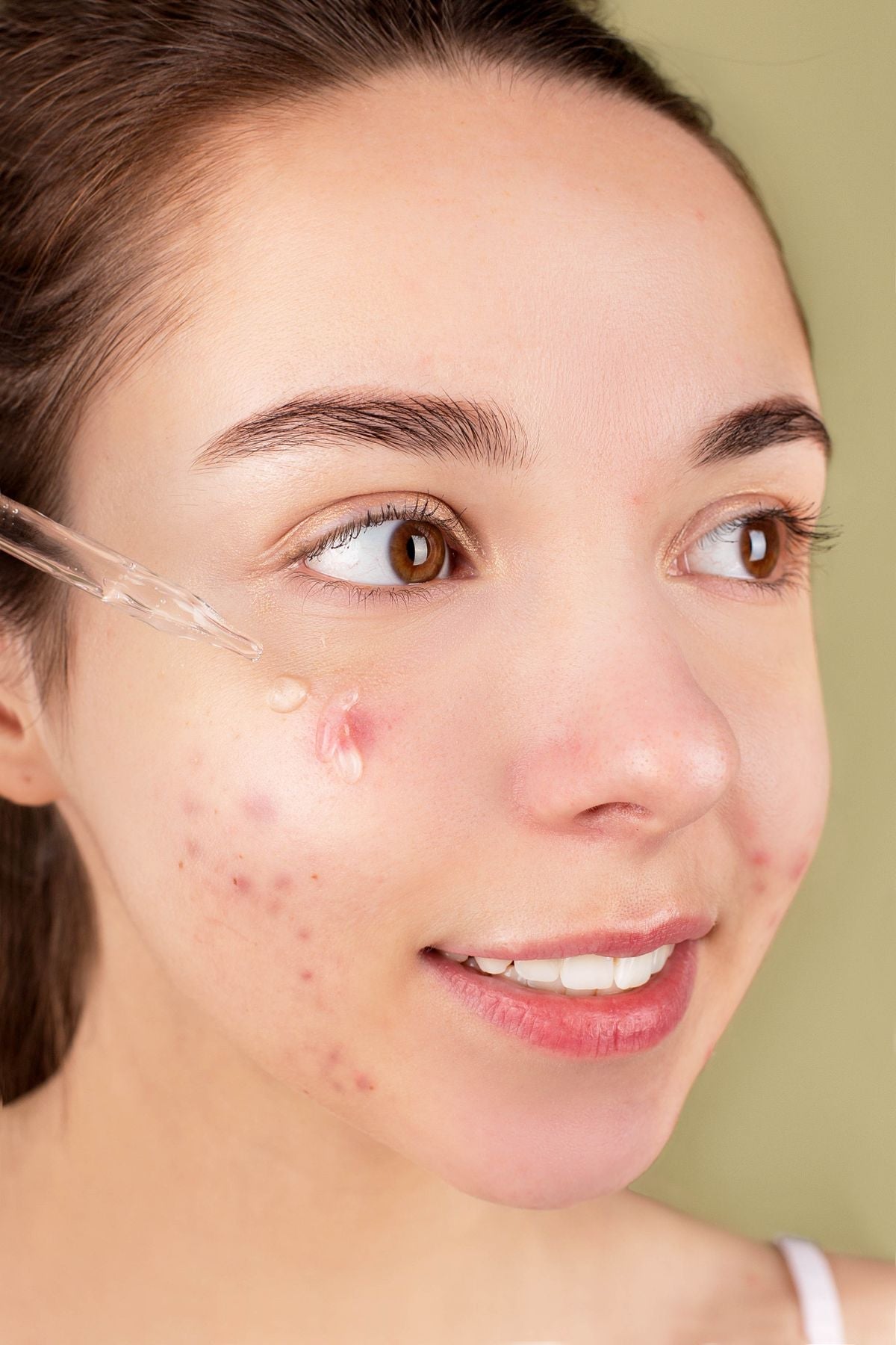 Kvinde påfører serum i ansigt – peptider mod rynker hvilke virker bedst – Trondahl Skincare