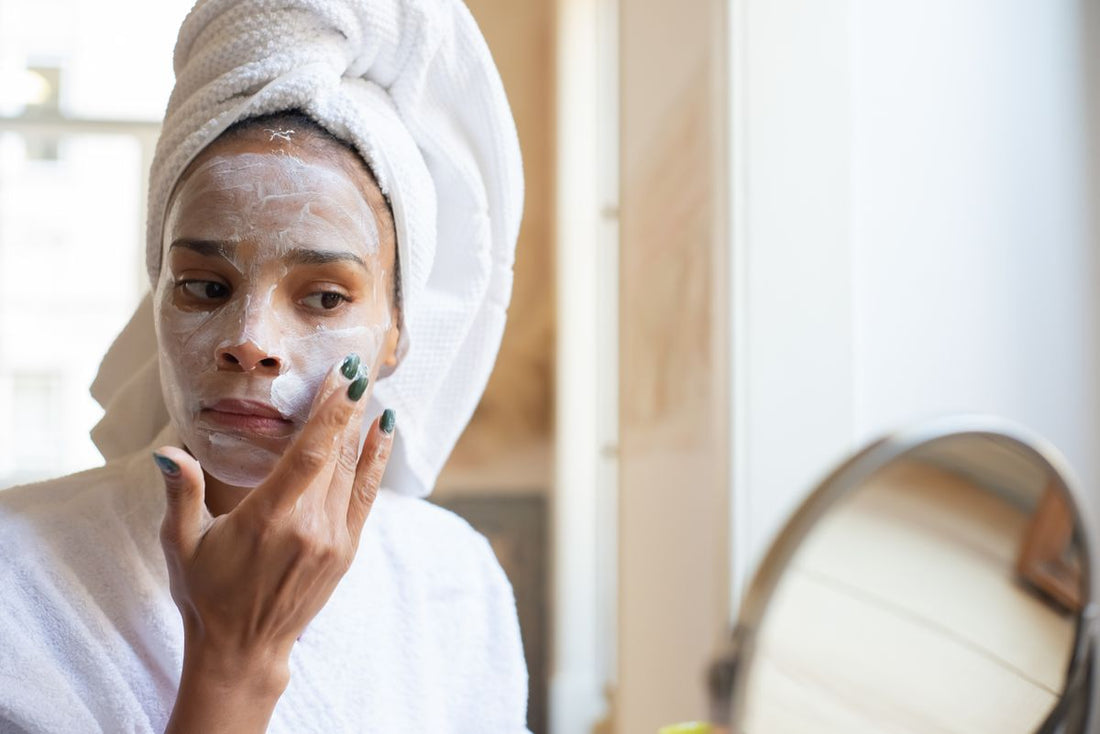 Kvinde i morgenrutine med fugtighedscreme – hudpleje for kvinder over 40 – Trondahl Skincare