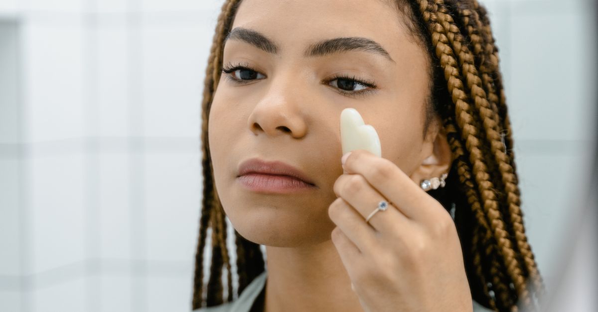 Kvinde i hudplejerutine ved spejl – microneedling frekvens guide – Trondahl Skincare