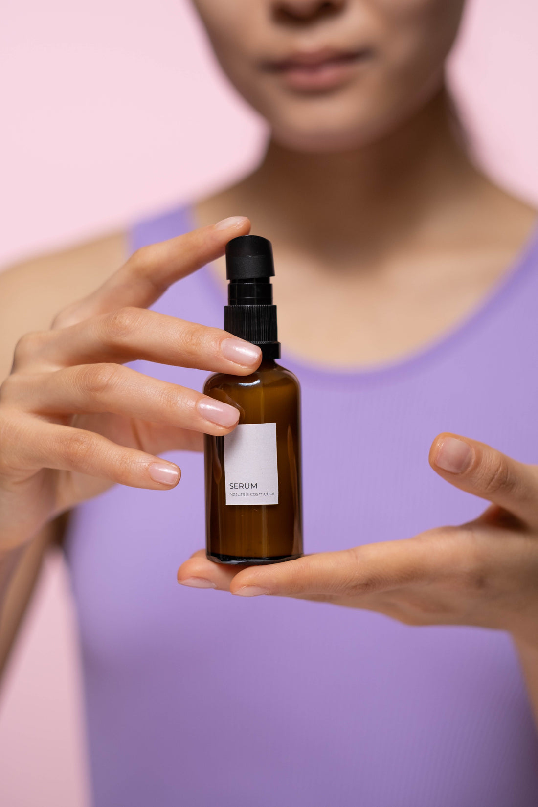 Kvinde holder serum-flaske – Alpha-Arbutin mod pigment – Trondahl Skincare