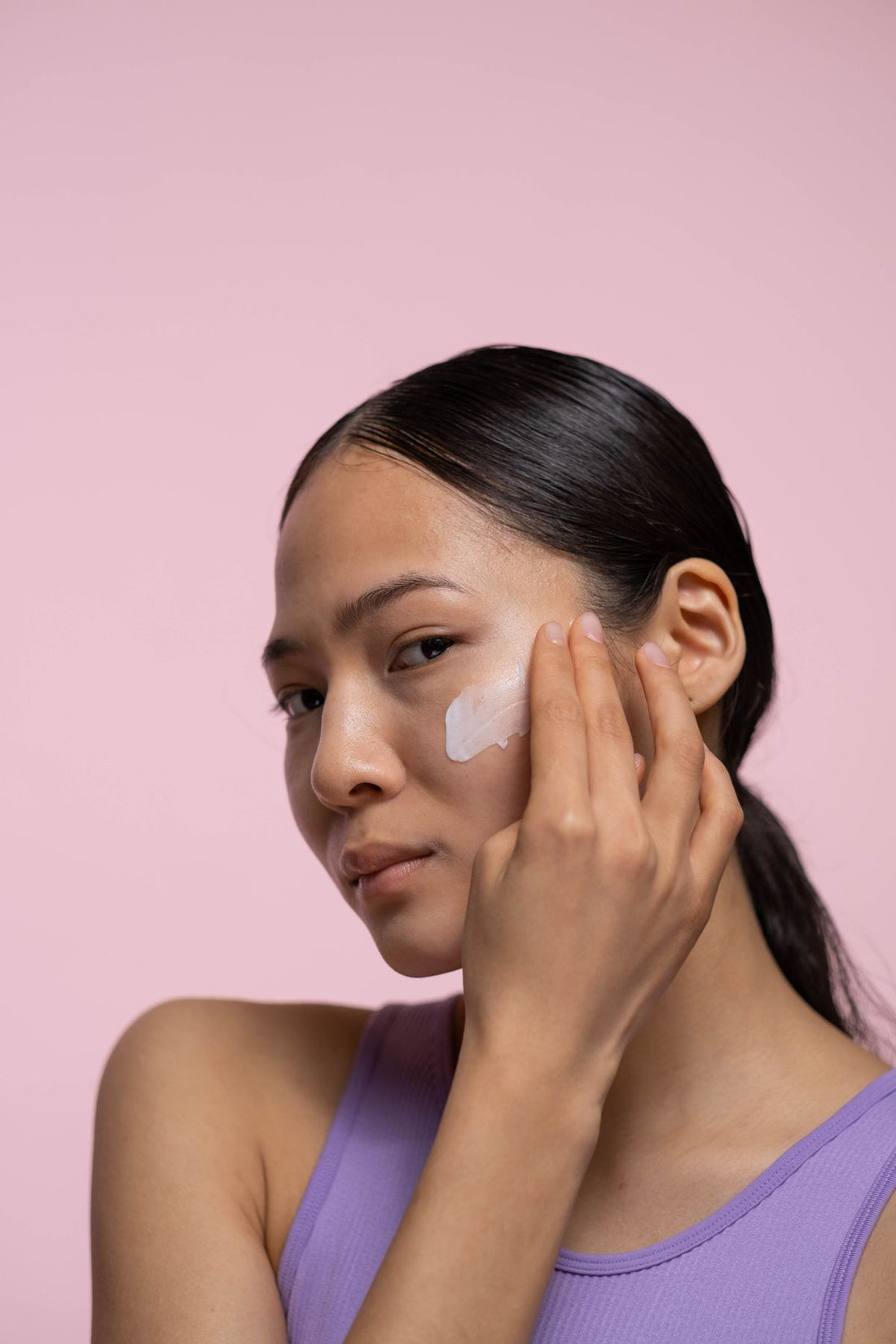 Kvinde påfører creme – microneedling de mest stillede spørgsmål besvaret – Trondahl Skincare
