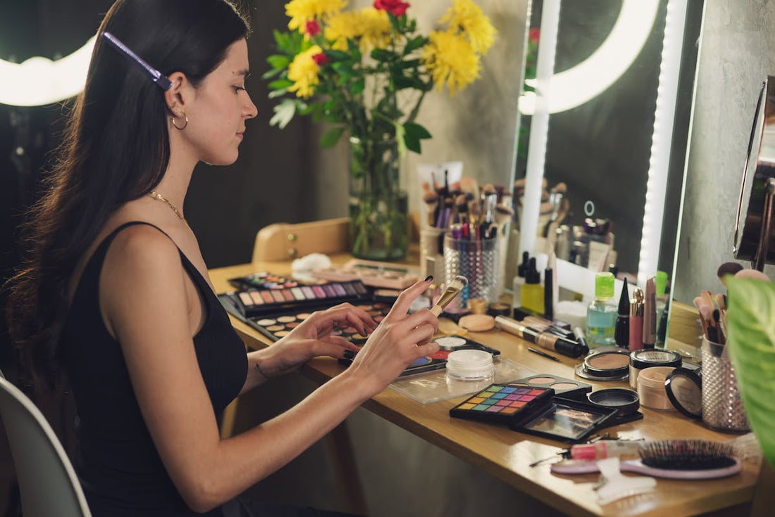 Kvinde i hudplejerutine med beauty produkter – fedtet hud behandling – Trondahl Skincare
