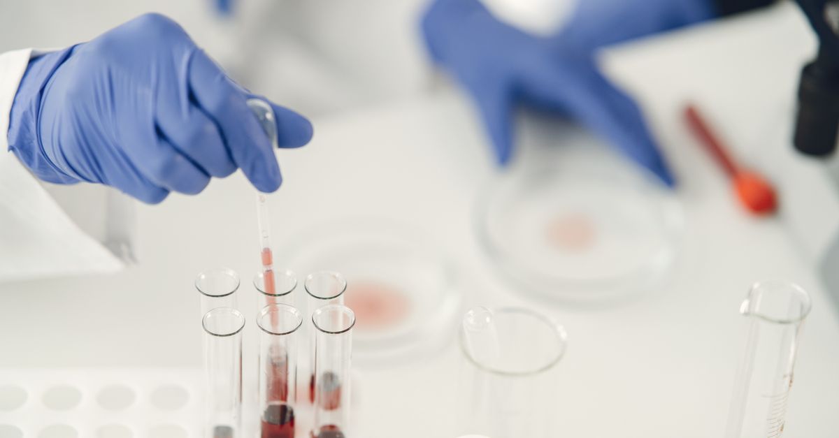Forsker med pipette og reagensglas i laboratorium – Exosomer i hudpleje – Trondahl Skincare
