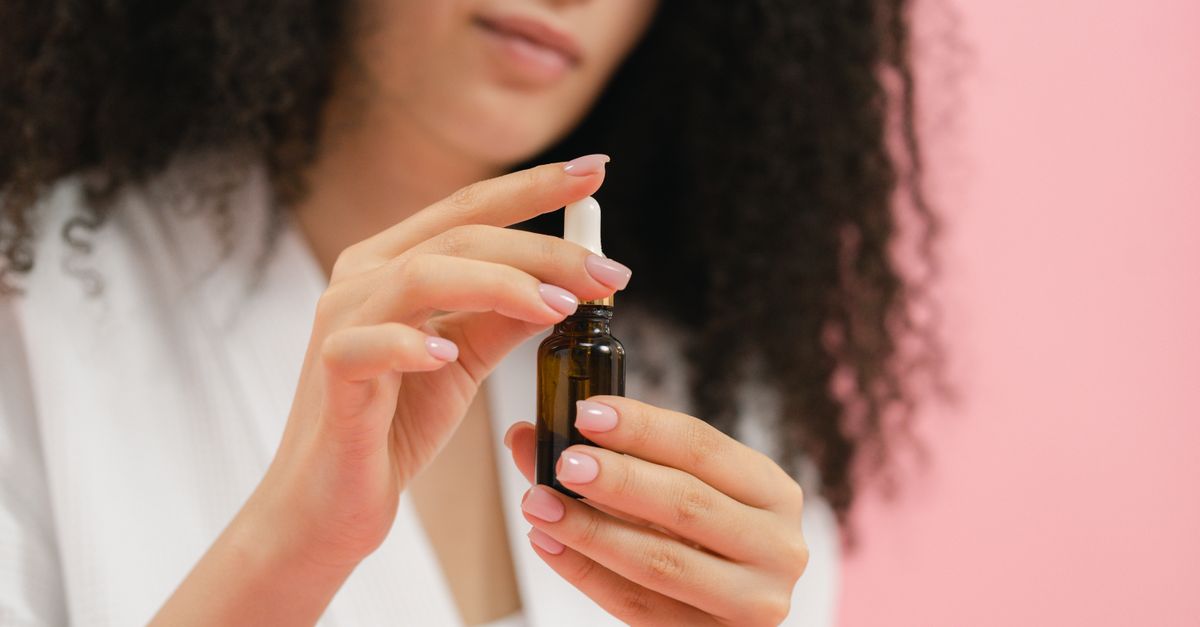 Kvinde holder serum dropperflaske – retinol guide til begyndere – Trondahl Skincare