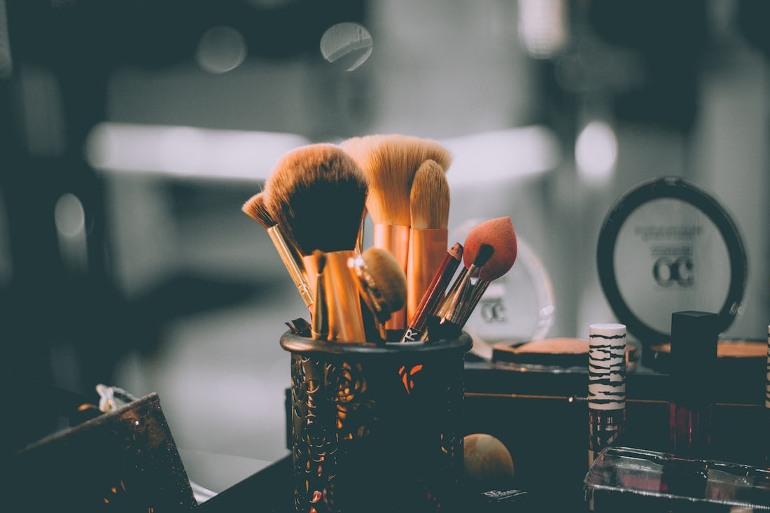 Kvinde forbereder microneedling hjemme – guide til at komme i gang – Trondahl Skincare