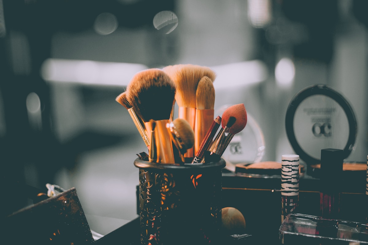 Kvinde forbereder microneedling hjemme – guide til at komme i gang – Trondahl Skincare