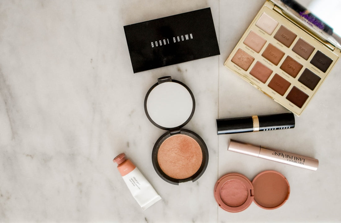 Kvinde i aftenrutine – Arginine aminosyre heling – Trondahl Skincare