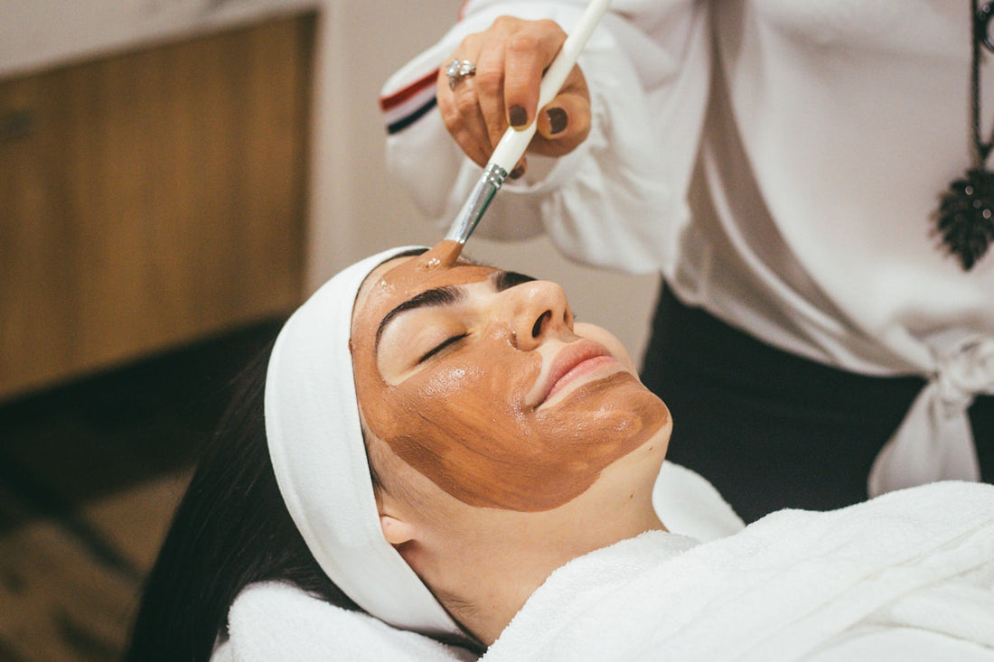Kvinde med intenst hydreret hud – Sodium Hyaluronate – Trondahl Skincare