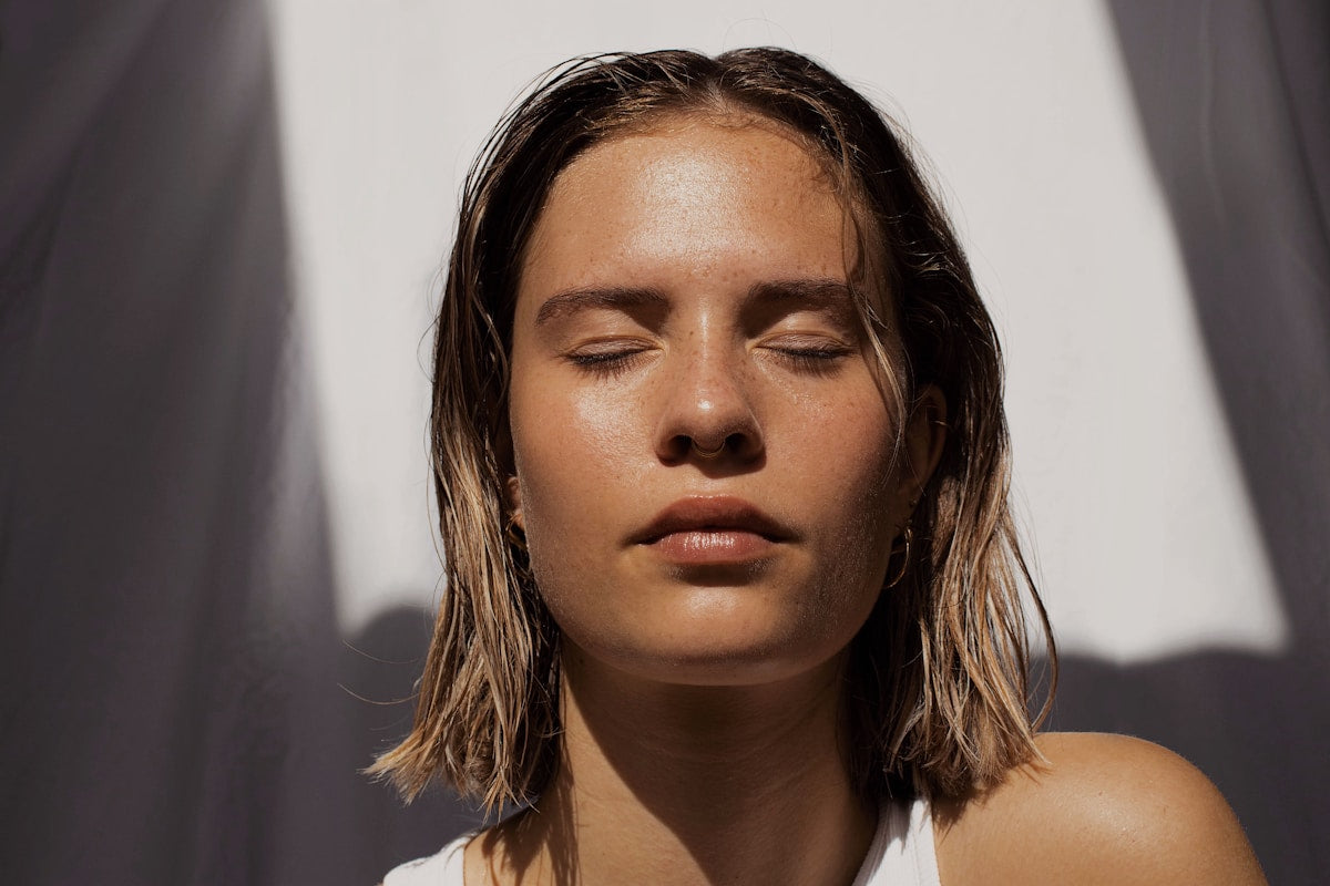 Kvinde med sund glødende hud – glycerin hudpleje – Trondahl Skincare